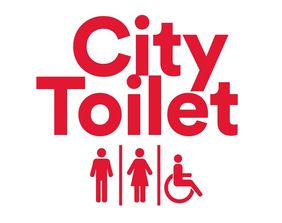 Handelt es sich sogar um eine Toilettenanlage, die weitestgehend barrierefrei ist, ist dies an den zusätzlichen Icons unter dem Logo zu erkennen.