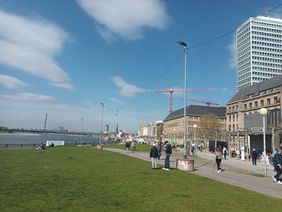 Im Zuge des Beleuchtungskonzeptes soll die provisorische Beleuchtung - Masten auf oberirdischen Betonfundamenten mit Freileitung - an der Apollowiese zurückgebaut und durch eine dauerhafte Lösung ersetzt werden. Foto: Amt für Verkehrsmanagement