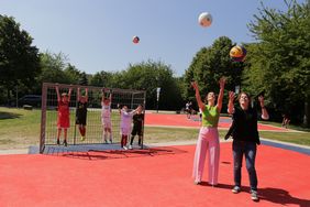 Sportdezernentin Britta Zur (vorne links) und Katrin Kempf, städtische Planerin des Gartenamtes, testen bei der Eröffnung die multifunktionale Ballsportfläche; Fotos: Lammert