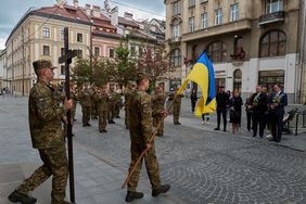 Bei einer Trauerfeier kondolierte OB Dr. Keller den Angehörigen zweier Soldaten und legte Blumen auf den Särgen nieder. Foto: LHD