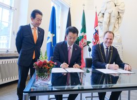 Oberbürgermeister Dr. Stephan Keller mit Toshihito Kumagai (m.), Gouverneur von Chiba, und Masahiro Ito, Vorsitzender des Präfekturparlaments, bei der Unterzeichnung des erneuerten Partnerschaftsvertrags mit Chiba. Foto: Gstettenbauer