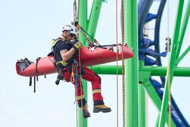 Foto von der Übung der Höhenretter am Fahrgeschäft "Alpina-Bahn" vor Eröffnung der Rheinkirmes am Donnerstag, 16. Juli 2026. Foto: Landeshauptstadt Düsseldorf/Claus Langer