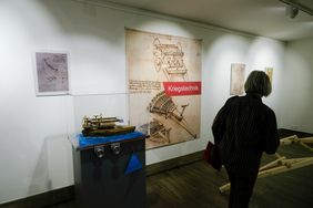 In der Ausstellung werden Objekte nach Zeichnungen von Leonardo da Vinci gezeigt, die von Masterstudenten der FH Bielefeld erstellt wurden; Foto: Michael Gstettenbauer
