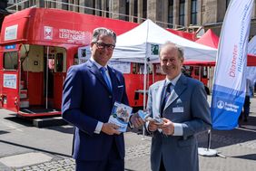 Informierten aus Anlass des Tages gegen den Schlaganfall vorbeugend am Info-Bus auf dem Heinrich-Heine-Platz: Gesundheitsdezernent Prof. Dr. Andreas Meyer-Falcke (links) und Prof. Dr. Rüdiger Seitz. Foto: Uwe Schaffmeister