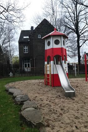 Der Rutschenturm ist einem Leuchtturm nachempfunden. Mit dem maritimen Flair wird die Nähe zum Rhein gestalterisch aufgegriffen. Foto: Gartenamt