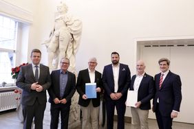 V.l.: Matthias Heidmeier, MAGS, Peter Thiele, BMBF, Michael Hafner, WorldSkills Germany, Gil Belling, WorldSkills Luxemburg, Hubert Romer, WorldSkills Germany, Wirtschaftsdezernent Christian Zaum. Foto: Ingo Lammert