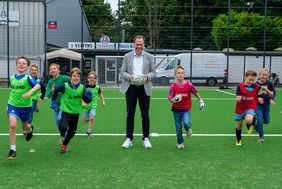 So muss es sein: Nachdem OB Dr. Keller das Spielfeld in Angermund offiziell eröffnet hatte, nahmen es die Nachwuchskicker aus dem Stadtnorden sogleich "in Besitz".