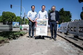 Foto von Oberbürgermeister Dr. Stephan Keller (Mitte), Mobilitätsdezernent Jochen Kral (rechts) und IPM-Geschäftsführer Michael Köhler beim Baustart für den nächsten Abschnitt der Radleitroute 1 auf der Kaiserswerther Straße.