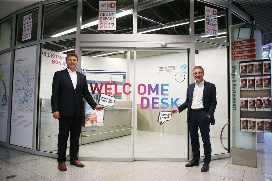 Welcome Desk Heisst Grand Depart Gaste Am Dusseldorfer Flughafen