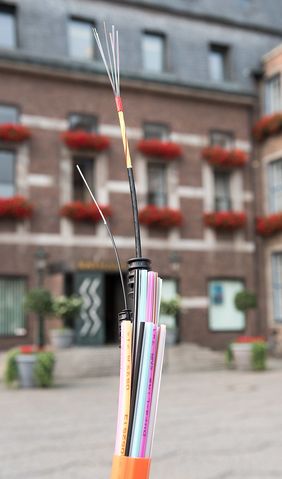 Ausbau des Glasfasernetzes: Die Landeshauptstadt Düsseldorf erhält in 18 Gewerbegebieten mit fast 4.000 Betrieben von der Telekom ab 2018 Internet mit Höchstgeschwindigkeiten.
