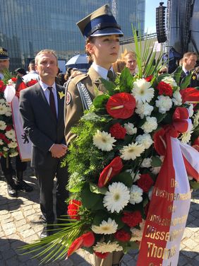 Oberbürgermeister Thomas Geisel bei der Kranzniederlegung in Warschau