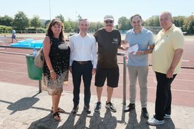 Beim Fußball-Camp (v.l.): Birgit Schentek (1. stv. Bezirksbürgermeisterin im Stadtbezirk 6), OB Thomas Geisel, Manfred Novacek (Vorstand Agon 08), Robert Schäfer (Vorstandsvorsitzender Fortuna) und DFB-Vizepräsident Peter Frymuth; Foto: Gstettenbauer 