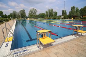 Das Strandbad Lörick startet mit einem neuen 50-Meter Edelstahlbecken und mit kostenfreiem Eintritt zum ersten Badetag am 1. Mai in die Freibadsaison. Foto: Ingo Lammert