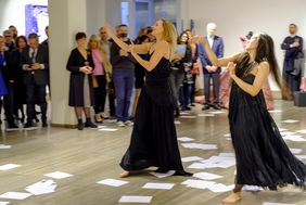 Die Ausstellung "Sculptured Costumes Maria Callas" im Düsseldorfer Rathaus wurde mit einer choreografischen Intervention der Tänzerinnen Julie Shanahan und Tsai-Chi Yu des Tanztheaters Wuppertal Pina Bausch eröffnet; Foto: Uwe Schaffmeister