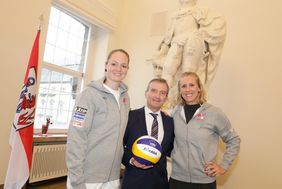 Rathaus-Empfang für die Deutschen Meisterinnen 2019 im Beachvolleyball: OB Geisel ehrte Julia Sude (l.) und Karla Borger für ihren Titelgewinn am Timmendorfer Strand; Foto: Lammert