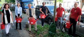 Überreichten Gießkannen und Wassersäcke an die Derendorfer Jonges (v. l.): Umweltdezernentin Helga Stulgies, Stadtkämmerin Dorothée Schneider und OB Thomas Geisel. Foto: Wilfried Meyer
