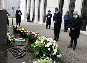 Kranzniederlegung zum Gedenken an die Pogromnacht am ehemaligen Standort der Düsseldorfer Synagoge an der Kasernenstraße mit (v.r.) Dr. Oded Horowitz, Vorstandsvorsitzender der Jüdischen Gemeinde Düsseldorf und OB Dr. Stephan Keller; Fotos: Meyer