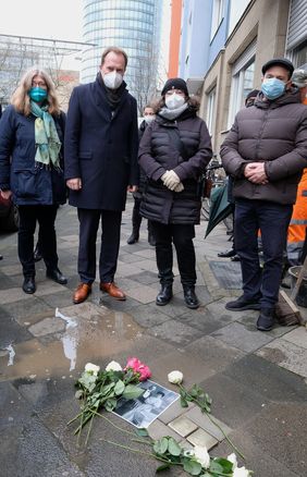 In Anwesenheit von (v. l.) Bezirksbürgermeisterin Annette Klinke, OB Dr. Stephan Keller,  Hildegard Jakobs von der Mahn- und Gedenkstätte und Rabbiner Aharon Ran Vernikovsky wurden die Steine wieder an ihren ursprünglichen Standort verlegt; Fotos: Meyer