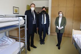 Oberbürgermeister Dr. Stephan Keller (l.) mit Stadtdirektor Burkhard Hintzsche und Anna Gockel-Gerber, stellvertretende Vorstandsvorsitzende Caritasverband Düsseldorf, in der Notunterkunft in Wersten; Fotos: Young