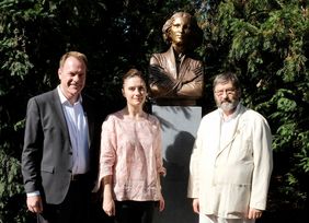 OB Dr. Stephan Keller (l.) und Helmut Braun, Vorsitzender der Rose Ausländer-Gesellschaft haben im Beisein der ukrainischen Generalkonsulin Iryna Shum die Büste von Rose Ausländer im Nordpark enthüllt. Foto: Meyer
