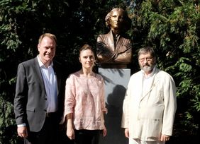 OB Dr. Stephan Keller (l.) und Helmut Braun, Vorsitzender der Rose Ausländer-Gesellschaft haben im Beisein der ukrainischen Generalkonsulin Iryna Shum die Büste von Rose Ausländer im Nordpark enthüllt. Foto: Meyer