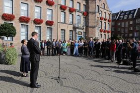 Auf dem Düsseldorfer Marktplatz wurde am Dienstag, 12. September, der Opfer des Erdbebens in Marokko gedacht. Foto: Ingo Lammert