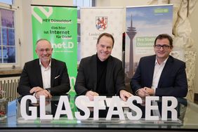 Unterzeichneten den Beteiligungsvertrag (v.l.): Christoph Keisers (Geschäftsführer net.D), Oberbürgermeister Dr. Stephan Keller und Julien Mounier (Vorstandsvorsitzender Stadtwerke Düsseldorf AG); Foto: David Young