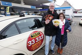 Dennis Klusmeier, Vorstand der Taxi Düsseldorf eG, und Gabriele Becker, Mitarbeiterin der Fachstelle Sexuelle Gesundheit des Gesundheitsamtes, präsentieren die Kondom-Postkarten. Foto: David Young