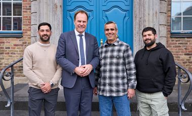 Oberbürgermeister Dr. Stephan Keller mit den ehemalige Geiseln des Terrorangriffs vom 7. Oktober 2023 Omri Miran (2.v.r.) sowie den Brüdern Ziv und Gali Berman. Foto: Landeshauptstadt Düsseldorf/Claus Langer