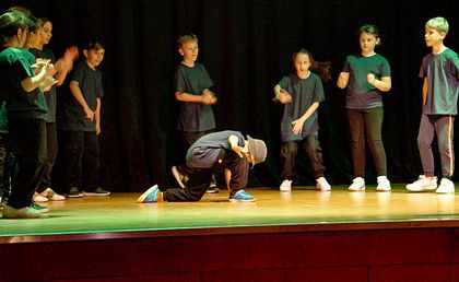 Foto mit Kindern beim Breakdance