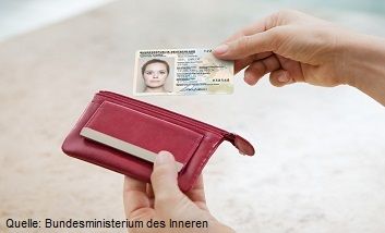 Das Bild zeigt, wie ein Personalausweis aus einer Geldbörse gezogen wird.