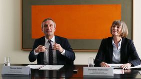 Oberbürgermeister Thomas Geisel und Stadtkämmerin Dorothée Schneider bei der Pressekonferenz am 21. September 2017 zur Einbringung des Haushaltsplanentwurfes 2018. Foto: David Young