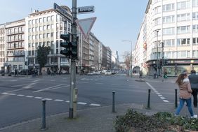 Blick in die Friedrich-Ebert-Straße: Die Verkehrsader wird voraussichtlich bis Ende August zwischen Konrad-Adenauer-Platz und Berliner Allee für rund 1,9 Millionen Euro umgestaltet. Foto: Uwe Schaffmeister