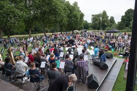 Blick auf die gut besuchte Engländerwiese