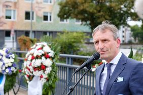 20. Jahrestag des Wehrhahn-Anschlags: OB Thomas Geisel sprach bei der Gedenkstunde am Vinzenzplatz und legte einen Kranz nieder.