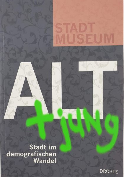 Herausgeber: Anna, Susanne / Kleine-König, Christiane Titel: Alt + jung: Stadt im demografischen Wandel Erscheinungsjahr: 2009 Verlag: Droste Verlag Verlagsort: Düsseldorf ISBN: 978-3-7700-1349-4 Preis: 24,90 Euro