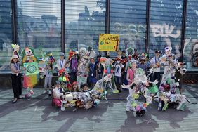 Die am Projekt 'Plastic People' beteiligten Kinder vor ihrer Müllskulptur