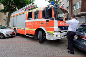 Die Feuerwehr Düsseldorf machte bei der Durchfahrt von Straßen in Oberbilk auf die Gefahr aufmerksam, die durch "Falschparker" entstehen © Landeshauptstadt Düsseldorf/Uwe Schaffmeister 