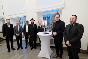 Aus Anlass des jüdischen Lichterfestes wurden im Rathaus von Oberbürgermeister Dr. Stephan Keller und Mitgliedern der Jüdischen Gemeinde Chanukkakerzen angezündet. Foto: Gstettenbauer