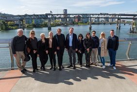 Die Düsseldorf-Delegation in Portland (Oregon) vor der Talikum-Crossing-Bridge