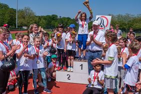 150 Kinder waren wieder zum Petit Départ im Sportpark Niederheid angemeldet, um sich in Ausdauer, Schnelligkeit und Geschicklichkeit zu messen. Die drei Besten der vier Wertungsklassen durften aufs Siegertreppchen, © Landeshauptstadt Düsseldorf/Uwe Schaffmeister