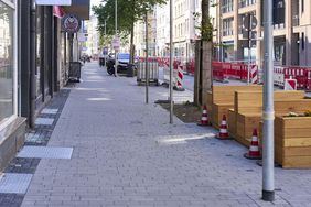 Die Gehwege haben graue Betonpflastersteine, kleinere antharzitfarbene Betonsteine kennzeichnen sogenannte multifunktionale Bereiche, z.B. für Außengastronomie oder Ladezonen und Parkplätze. Foto: Claus Langer