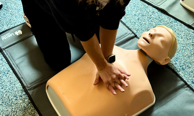 Eine Person übt die Reanimation an einer Puppe. © Gesundheitsamt Düsseldorf 