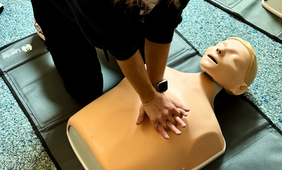 Eine Person übt die Reanimation an einer Puppe. © Gesundheitsamt Düsseldorf 