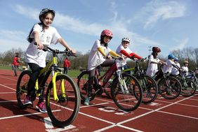 Kinder an der Startlinie auf der Uni-Sportanlage in Wersten