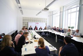 Blick in den Raum der Pressekonferenz beim Termin Umweltspuren. Foto: Ingo Lammert