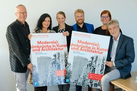Stellten das Programm vor (v.l.): Christof Rose (Architektenkammer NRW), Dezernentin Cornelia Zuschke, Svenja Schrickel (Untere Denkmalbehörde), Jan-Paul Laarmann (Tourismus NRW), Eva Krüger und Harald Gries (NRW-Ministerium); Foto: Gstettenbauer