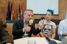 Zum Abschluss des "Tags der Bildung" fand eine Podiumsdiskussion zum Thema "Knackig kurz statt tiefgründig? – Bildung in Zeiten von Youtube, Gaming & Co." statt. Als Diskussionsteilnehmer mit dabei: OB Thomas Geisel und Youtuber Rezo; Foto: Gstettenbau