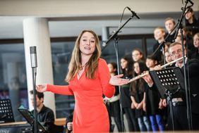 Annelie Engstfeld sang als Solistin mit dem Chor und OB Geisel im Hintergrund; Foto: Zanin