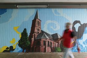 Unter anderem ziert nun die Elleraner Kirche St. Gertrud die Unterführung des Bahnhofs Eller-Süd. Foto: Lammert